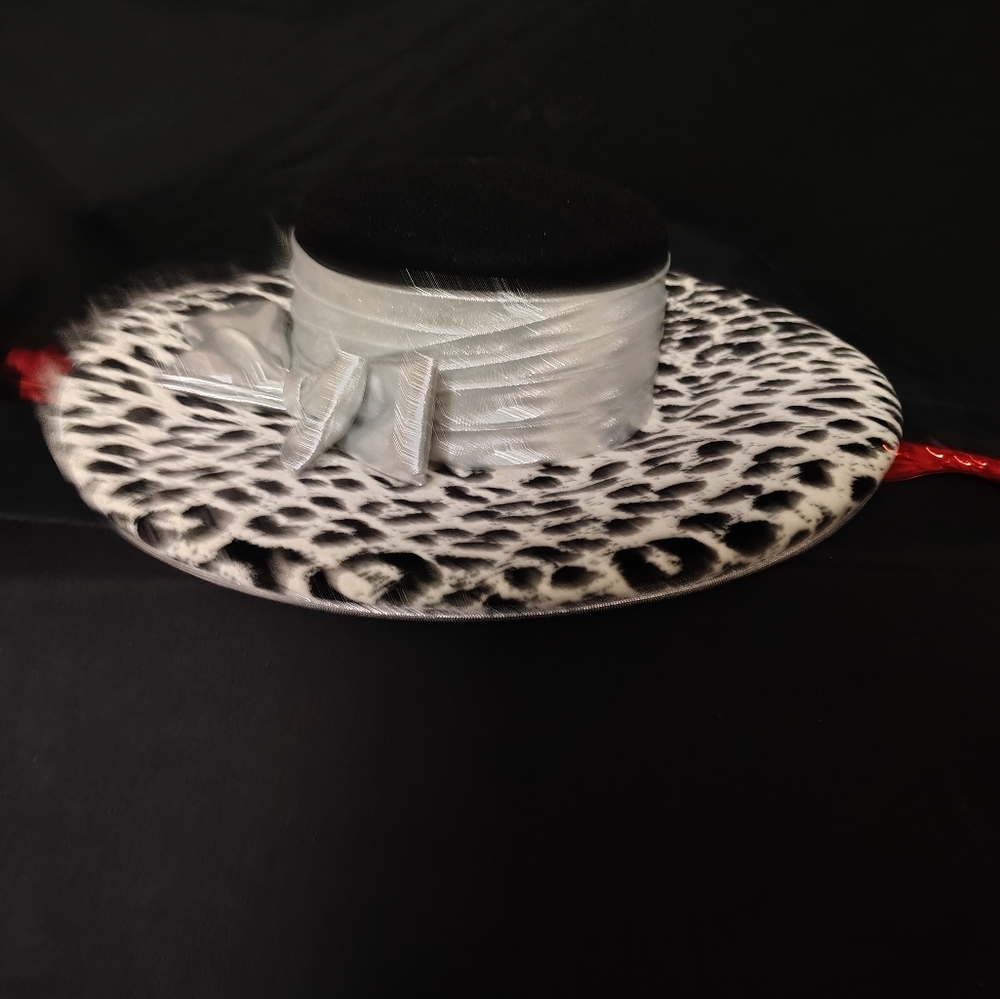 Woman's hat - Picture 2 of 4
